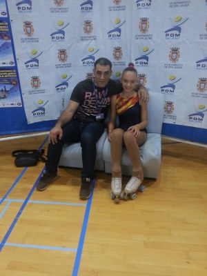 Andrea Tarrés, amb l'entrenador Xavi Orrit, a l'estatal de patinatge