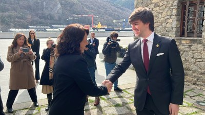 Anna Erra és rebuda pel president del Consell General d'Andorra, Carles Ensenyat (Foto: ACN)