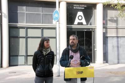 La portaveu de la CUP, Susana Moreno, i el diputat de la CUP Dani Cornellà, en una roda de premsa davant de l'Oficina Antifrau de Catalunya el passat 3 de desembre (Foto: Bernat Garcia/ACN)
