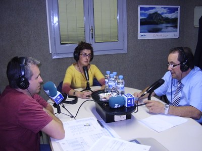 Antoni Ferraz, conversant amb Toñi Cabello i Pep Ribes