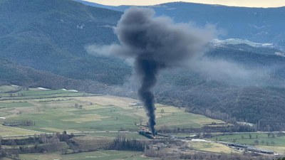 Foc en una finca particular del Pla de Sant Tirs (Foto: Marc Obiols)