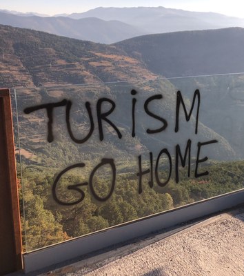 Un gargot amb el missatge "Turism go home", que ha aparegut al mirador de la Creu de Guils (Foto: CCAU)
