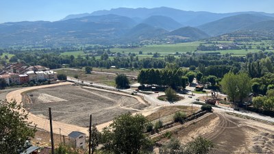 Vista dels terrenys que s'estan urbanitzant a l'entrada est de la Seu d'Urgell, on es preveuen dos superfícies comercials i el futur hospital comarcal (Foto: ACN/Albert Lijarcio)