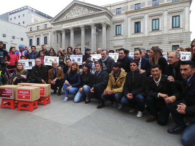 Anna González, durant la presentació de les signatures al Congrés l'any passat (Arxiu)