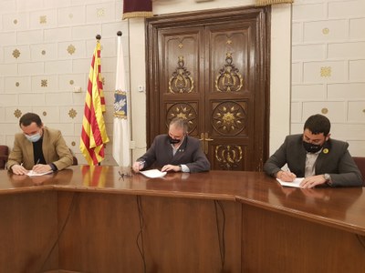 Signatura de l'acord pel pressupost 2021 de l'Ajuntament de la Seu per part de l'equip de govern (Junts i ERC) i el grup de Compromís