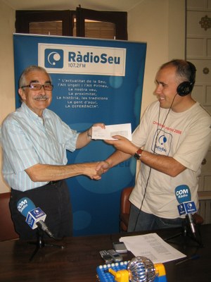 Lliurament del xec solidari al Taller Claror