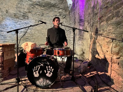 Arnau Obiols, l'abril passat, en una actuació en una església romànica del Pallars Sobirà, al Cicle d'Arbres Monumentals (Foto: ACN/arxiu)