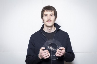 Arnau Obiols, amb el Premi Enderrock al Millor Disc de Folk segons la crítica (www.enderrock.cat)