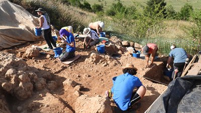 Arqueòlegs de la UB durant les excavacions al jaciment de Montlleó 