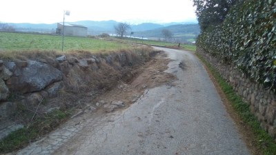Paviment en mal estat al camí de la Sardina (Foto: Ajuntament de la Seu)