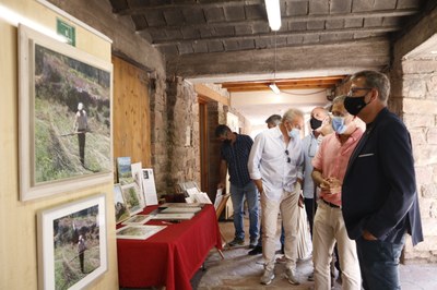 El president de la Diputació de Lleida, Joan Talarn, visitant la mostra d'art 'Terra Roia' de Vilamur (Foto: ACN)