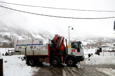 Instal·lació d'un grup electrògen a Àreu (Foto: ACN)