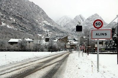 L'entrada al poble d'Alins, aquest dijous (Foto: ACN)
