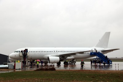 Esquiadors suecs aterren a l'aeroport d'Alguaire (Foto: ACN)