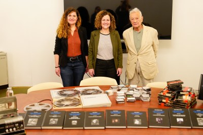 Donació de materials sobre la recerca del cançoner del Pirineu per part d'Artur Blasco (Foto: Dep. de Cultura)