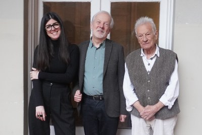 Artur Blasco, amb Raquel Garcia-Tomàs i Ignasi Terraza, que també seran reconeguts als Premis Enderrock 2026 (Foto: Enderrock)