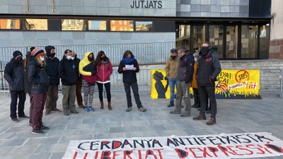 Concentració davant els Jutjats de la Seu en suport a Tomàs Sayes, el gener de 2022 (Foto: ACN)