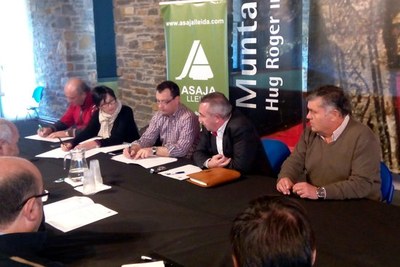 Un instant de la reunió de ramaders del Pallars i representants d'Asaja Lleida amb la senadora del PDECAT, Mayte Rivero, i el president del Consell Comarcal del Pallars Sobirà, Llàtzer Sibís (Foto: ACN)