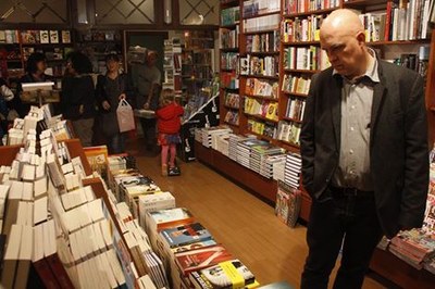 L'escriptor Albert Villaró, a la Llibreria Purgimon (Foto: ACN/Ferran Garcia)