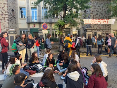Asseguda d'estudiants de l'Institut Joan Brudieu per rebutjar la sentència del TS
