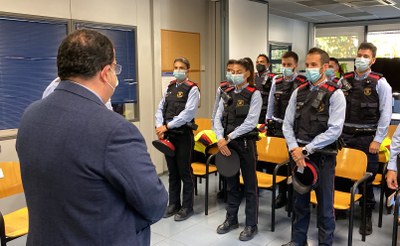 El conseller d'Interior, Joan Ignasi Elena, parlant amb alguns dels agents dels Mossos d'Esquadra que s'han incorporat recentment al cos, a la Regió Policial Pirineu Occidental (Foto: ACN)