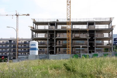 Bloc de pisos en construcció (Foto: ACN)