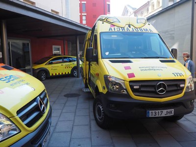 Vehicles del SEM enfront del Sant Hospital de la Seu