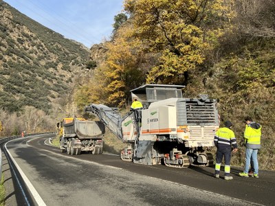 Treballs de reparació del ferm en un punt negre de la C-13 al municipi de Rialp (Foto: ACN)