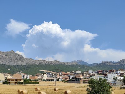 Núvols de tempesta en creixement a Oliana, avui dijous al migdia (Foto: MeteoSeu)