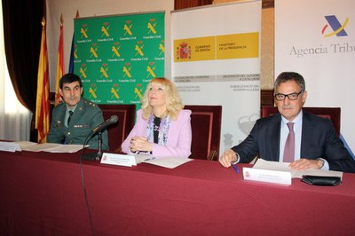 Roda de premsa amb el tinent coronel de la Guàrdia Civil de Lleida, José Antonio Ángel; la subdelegada del govern espanyol a Lleida, Inma Manso, i el delegat de l'Agència Tributària a Lleida, David Bonet (Foto: ACN)