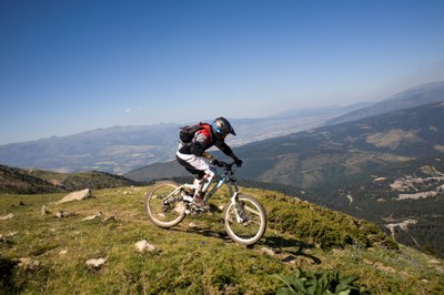 Descens amb BTT al Bike Park de La Molina (@snowlamolina)