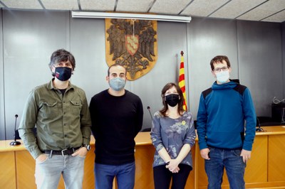 El futur alcalde de Sort, Baldo Barré (centre), amb la regidora de Junts, Imma Gallardo, acompanyats dels regidors Pere Bascones i Martí Humet (Foto: ACN)