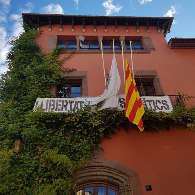 Banderes a mig pal a l'Ajuntament de la Seu (Foto: Ajuntament de la Seu)