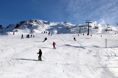Primers esquiadors de la temporada a Baqueira Beret. (Foto: ACN)