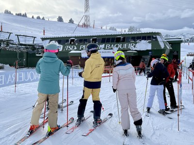 Esquiadors dirigint-se a un remuntador a Baqueira Beret (Foto: ACN/Marta Lluvich)