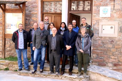 L'alcalde de Soriguera, Josep Ramon Fontdevila, amb responsables de l'escola de pesca de Baro i autoritats visitant la seu del centre (Foto: ACN)