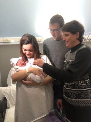 Vanessa Antequera i Francesc Rendé, amb la Irene, primer nadó del 2020 a l'Alt Pirineu (Foto: Pediatria dels Pirineus)