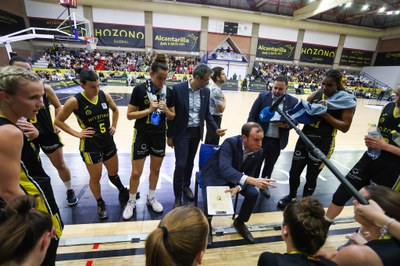 Bernat Canut, en un temps mort del partit d'anada contra el Casademont (Foto: HGJ / FEB)