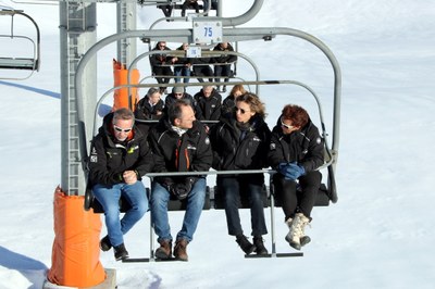 La consellera d'Empresa i Coneixement, Àngels Chacón, pujant amb el telecadira a l'estació de Boí Taüll (Foto: ACN)