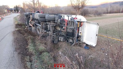 Activació del Transcat a Fontanals de Cerdanya per un camió bolcat (Foto: Bombers)