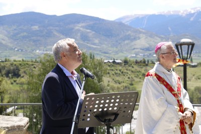 Bartomeu Baqué i Joan-Enric Vives inauguren el parc de l'antic cementiri de Bolvir (Foto: ACN)