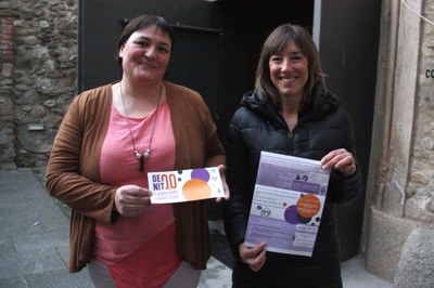 La presidenta del Consell Comarcal de la Cerdanya, Roser Bombardó, i la vicepresidenta segons, Cristina Rotellà, mostrant els tríptics de la campanya "De nit 0,0: 0 agressors, 0 agressions" (Foto: ACN)