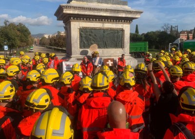 Concentració dels bombers voluntaris davant del Parlament de Catalunya (Foto: Bombers de Nargó)