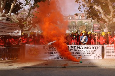 Uns 300 bombers voluntaris es concentren a les portes del Parlament de Catalunya per demanar la regularització del col·lectiu (Foto: ACN/Maria Aladern)