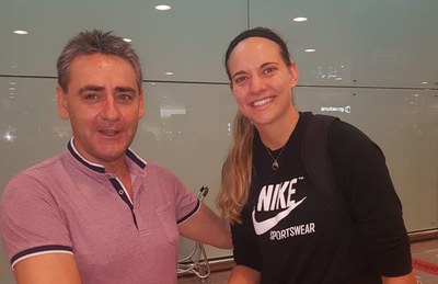 Sydney Wiese, amb Jaume Solé, a l'arribada a l'aeroport del Prat (Foto: Sedis Bàsquet)