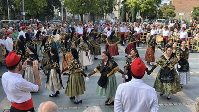 Ball Cerdà Intergeneracional a la plaça de les Monges, dins la Festa de la Gent Gran de la Seu