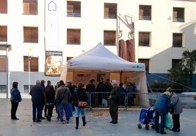 Carpa a la plaça de les Monges on es lliuren els cubells de matèria orgànica