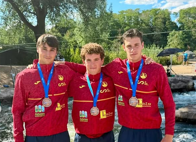 Marc Vicente, amb Alex Segura i Markel Imaz, després d'obtenir el bronze en patrulles C1 a l'Europeu U23 (Foto: RFEP)