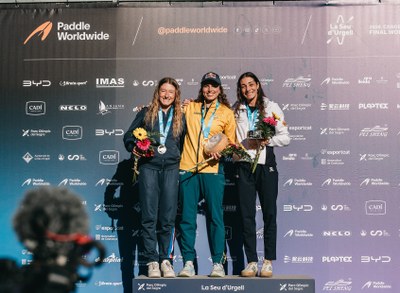 Mònica Doria, amb Camille Prigent i Jessica Fox, al podi de K1 de les Finals de la Copa del Món d'eslàlom (Foto: Marc Etxaniz)