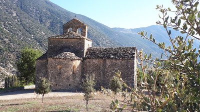 A l'església romànica de Sant Serni de Cabó es pot veure un facsímil del document dels Greuges de Guitart Isarn i una exposició amb quatre plafons explicatius (Foto d'arxiu/Amics de la Vall de Caboet)